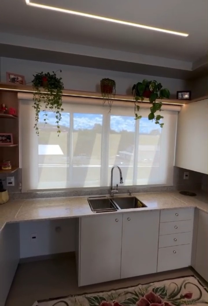 Cortina rolô screen em cozinha